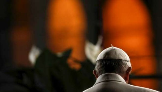 Papa Françesku pagëzon tre shqiptarë në vigjilje të Pashkëve