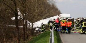 Aeroplani i vogël bie në autostradë, dy të vdekur