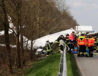 Aeroplani i vogël bie në autostradë, dy të vdekur