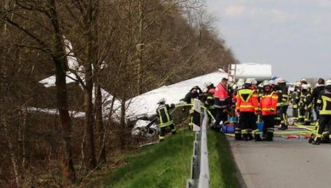 Aeroplani i vogël bie në autostradë, dy të vdekur