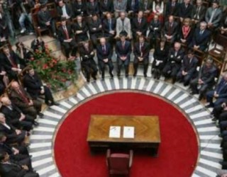 Politika nuk e përfill Kushtetutën