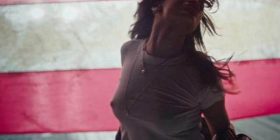Rihanna publikon këngën e re ‘American Oxygen’ (Foto+Video)