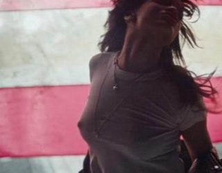 Rihanna publikon këngën e re ‘American Oxygen’ (Foto+Video)