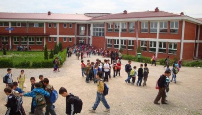 Nxënës e arsimtarë i kthehen mësimit
