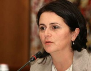 Torollakja e LDK’së Teuta Sahatqija i quan spiunë gazetarët (Video)