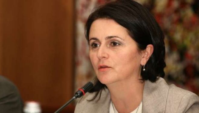 Torollakja e LDK’së Teuta Sahatqija i quan spiunë gazetarët (Video)
