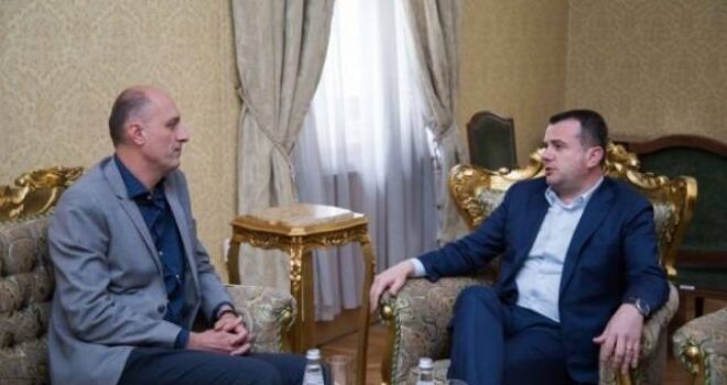 Ymeri takon grupin parlamentar të PS-së në Kuvendin e Shqipërisë