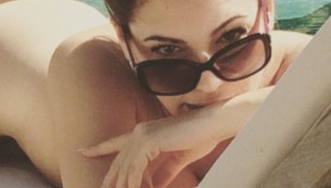 Bomba Kelly Brook i heq brekët për fansat (Foto+18)