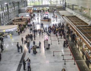 Nga aeroporti thonë se fluturimi i “Adria Airways” u anulua për shkaqe teknike