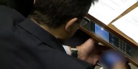 Deputeti shikon një video erotike gjatë seancës në Parlament (Video)