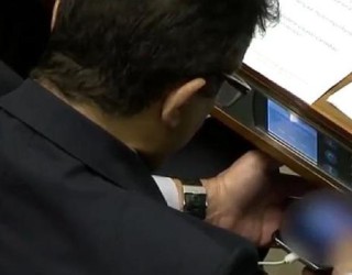 Deputeti shikon një video erotike gjatë seancës në Parlament (Video)