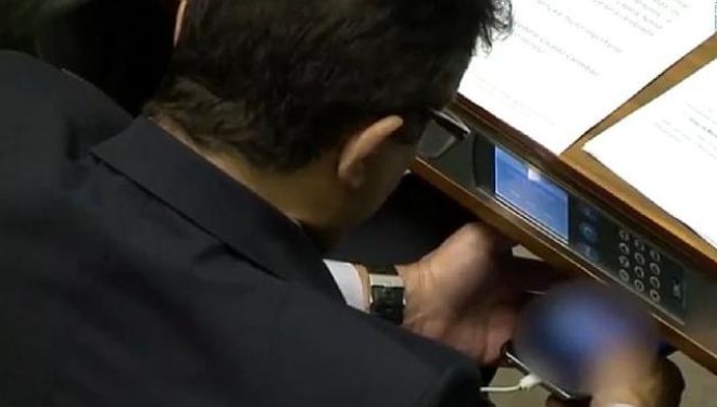 Deputeti shikon një video erotike gjatë seancës në Parlament (Video)
