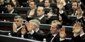 Themelimi i Speciales në rrezik, 7-10 deputetë të PDK-së do të votojnë kundër