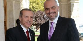 Presidenti turk arrin në Tiranë
