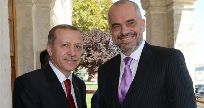 Presidenti turk arrin në Tiranë
