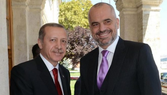 Presidenti turk arrin në Tiranë