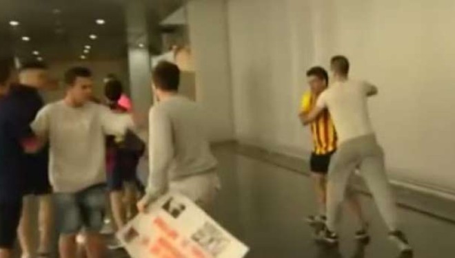 Përleshje mes tifozëve të Realit e Barcës në aeroportin e Madridit