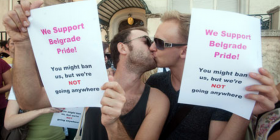 Homoseksualët serb porosi Vuçiç-it: Përqafoje Ramën nga gay serb sepse është ‘hot’