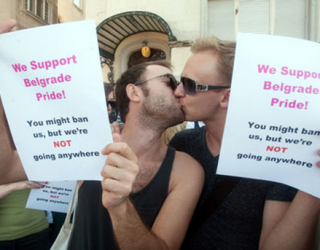 Homoseksualët serb porosi Vuçiç-it: Përqafoje Ramën nga gay serb sepse është ‘hot’