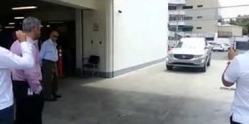 Dështon sistemi i vetë-parkimit të Volvo-s, përplasen këmbësorët (Video)