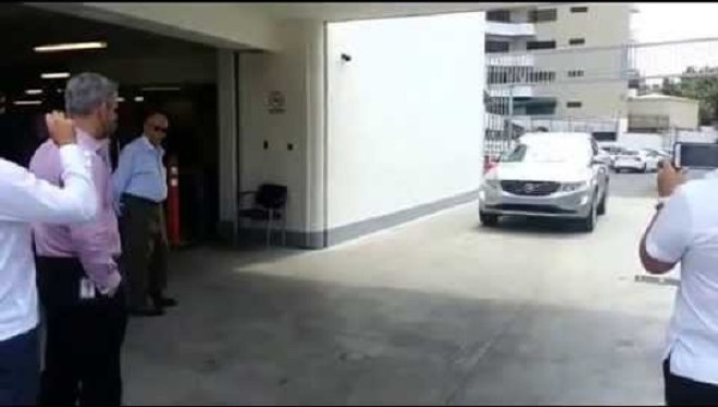 Dështon sistemi i vetë-parkimit të Volvo-s, përplasen këmbësorët (Video)