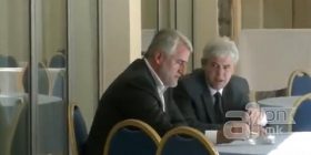 “Armiq” në politikë, shokë në kafe. Menduh Thaçi e Ali Ahmeti tymosin një cigare pas tryezës së dialogut!