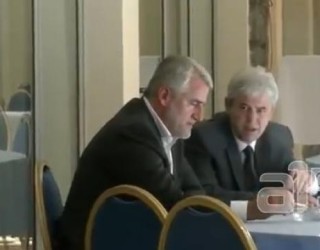 “Armiq” në politikë, shokë në kafe. Menduh Thaçi e Ali Ahmeti tymosin një cigare pas tryezës së dialogut!