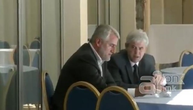“Armiq” në politikë, shokë në kafe. Menduh Thaçi e Ali Ahmeti tymosin një cigare pas tryezës së dialogut!