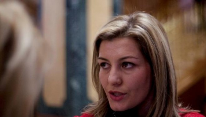Klani Mustafa e ndëshkojnë edhe Alma Lamën! Ja si iu përgjigjet ajo!
