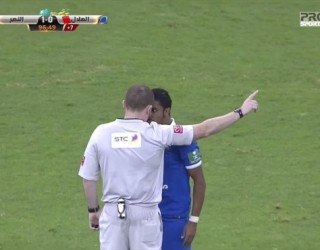 Godet arbitrin me kokë, 6 ndeshje pezullim