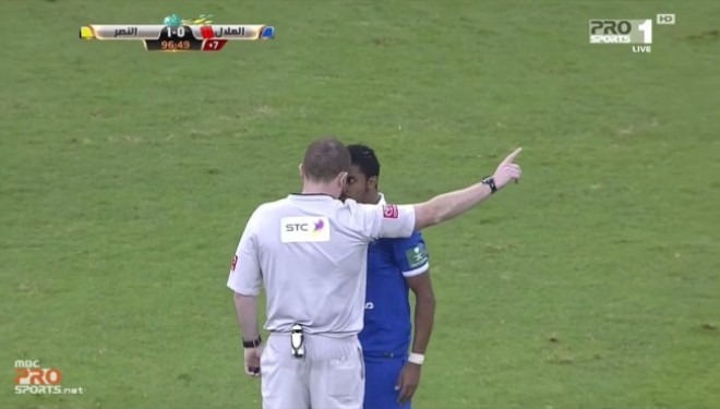 Godet arbitrin me kokë, 6 ndeshje pezullim