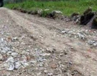 E çuditshme: Hajnat vodhën asfaltin menjëherë pasi ishte shtruar!