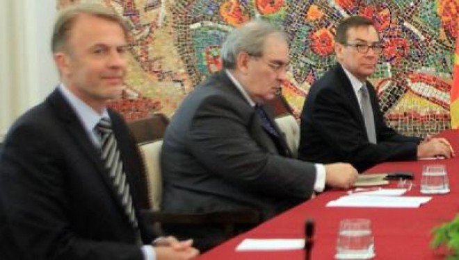 Ambasadorët i tërheqin vërejtjen Gruevskit