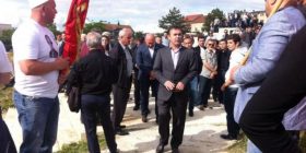 Rexhep Selimi e Glauk Konjufca në varrimin e 8 të vrarëve (FOTO)