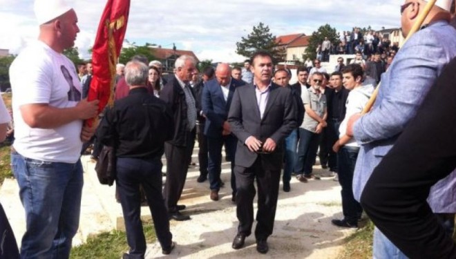 Rexhep Selimi e Glauk Konjufca në varrimin e 8 të vrarëve (FOTO)