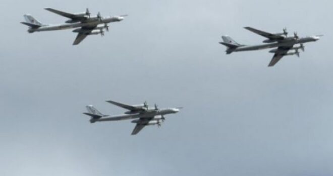 Avionët suedezë zbulojnë bombarduesit rusë