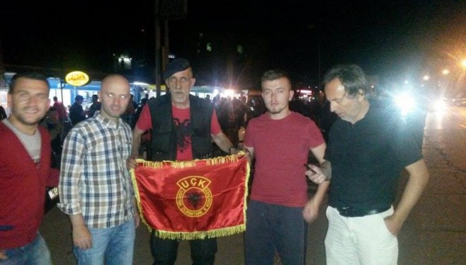 Qindra qytetarë po presin arritjen e trupave të vrarë në Kumanovë në Han të Elezit (Foto)
