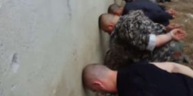 Familjarët e të arrestuarve në Kumanovë me lot trishtimi para burgut, kërkojnë ndihmë nga Isa Mustafa (Foto)