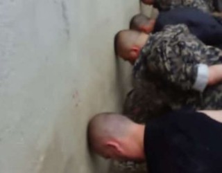 Familjarët e të arrestuarve në Kumanovë me lot trishtimi para burgut, kërkojnë ndihmë nga Isa Mustafa (Foto)