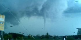 Tornadot në Gjermani mbysin një person dhe shkulin kulme shtëpish (VIDEO)