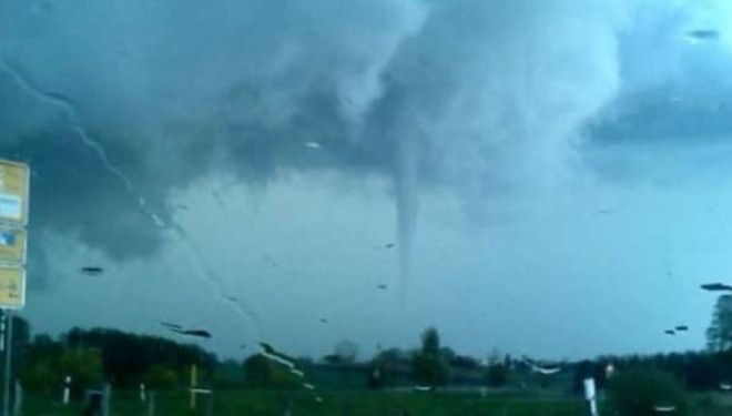 Tornadot në Gjermani mbysin një person dhe shkulin kulme shtëpish (VIDEO)