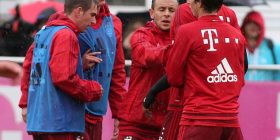 Bayern, sherr Lewandowski-Boateng në stërvitje