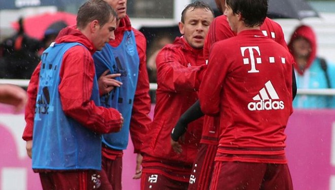 Bayern, sherr Lewandowski-Boateng në stërvitje