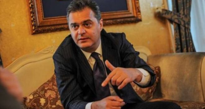 Ben Blushi sulmon sërish Rilindjen: Hasanizimi i Shqipërisë