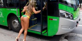 Miss Bum Bum del në rrugë e zhveshur, trafiku në kaos në Brazil