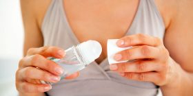 5 mënyrat që kurrë nuk i keni menduar për përdorimin e deodorant-it