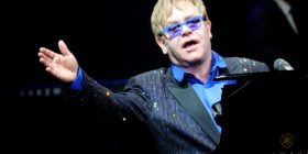 Elton John i kërkon SHBA-së të vazhdojë luftën…