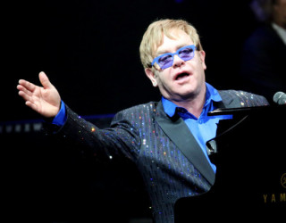 Elton John i kërkon SHBA-së të vazhdojë luftën…
