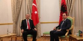 Nishani hoqi bustin e Skënderbeut për Erdoganin