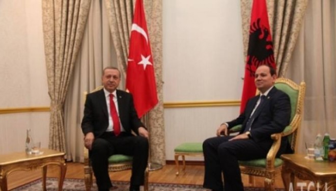 Nishani hoqi bustin e Skënderbeut për Erdoganin